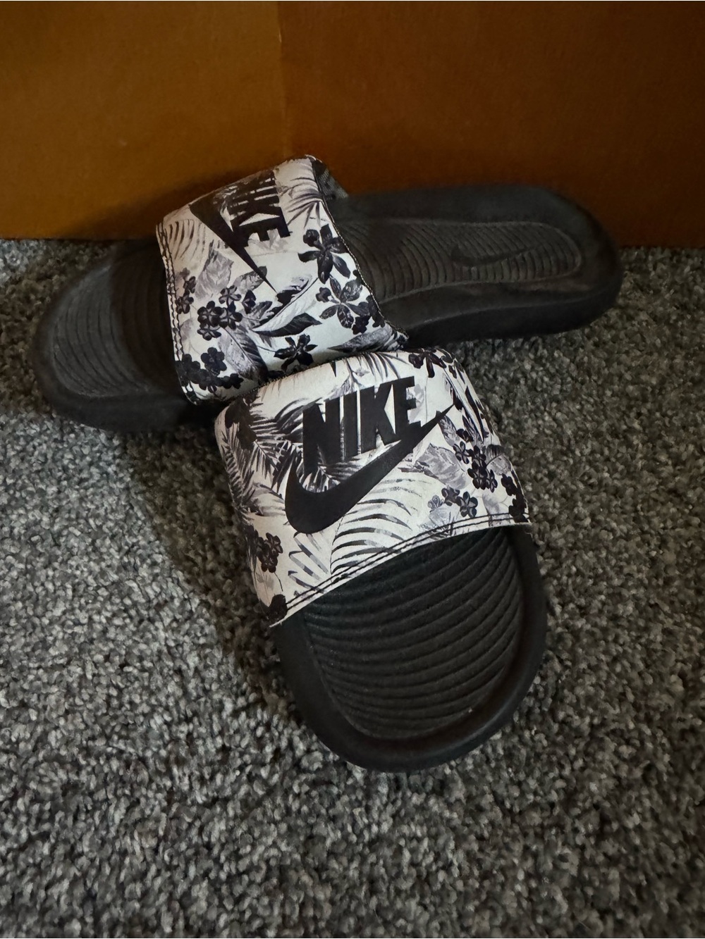 Nike Black & White Logo Slide